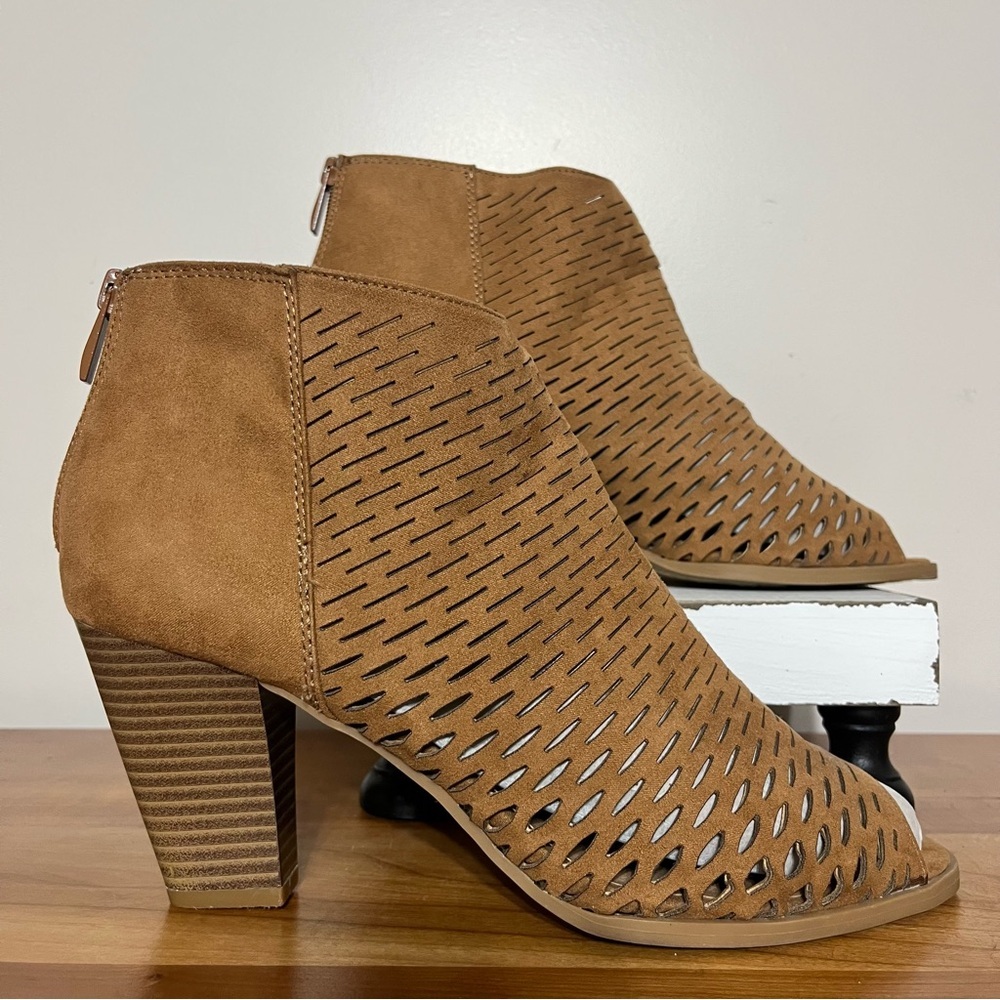 CL by Laundry Women Honey Brown Ankle Boots Sz 9.5M Chunky Heels Peep Toe Detail